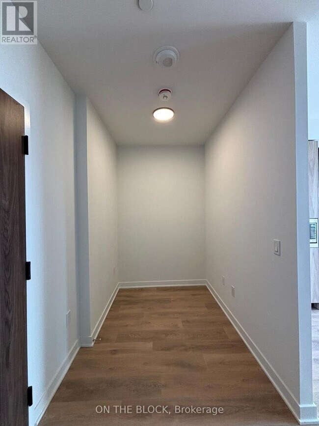 Building Photo - 1037 The Queensway