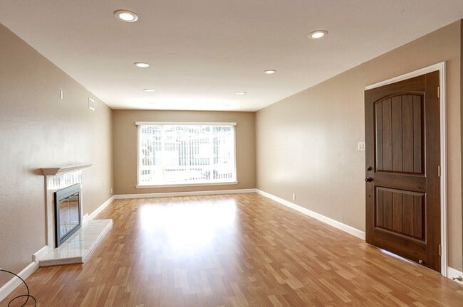 Foto del edificio - Updated & super clean 3 Bed/ 2 Bath Daly City home. YouTube Tour!