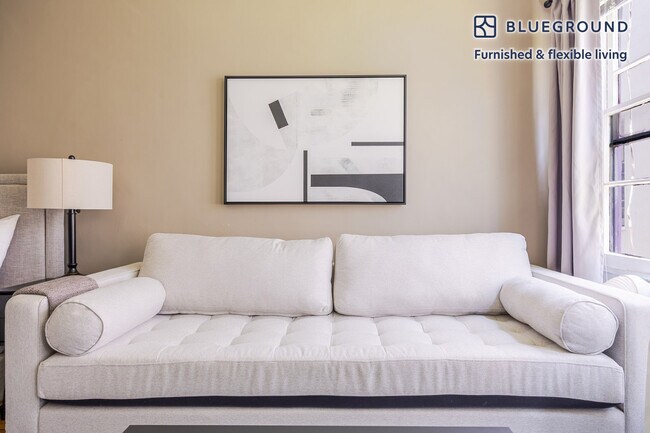 Foto del edificio - 136 S Roxbury Dr