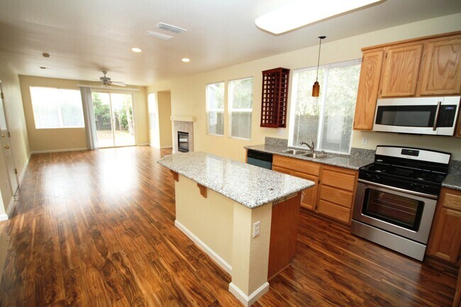 Foto del edificio - 4 Bed| 2.5 Bath | 2061 SF | 2 Car Garage | Long driveway with gate | Tenant pays $175 monthly for...