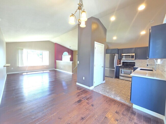 Foto del edificio - $2,800 - 3 Bed / 2 Bath Beautiful and Spacious Home with a Fully Fenced backyard