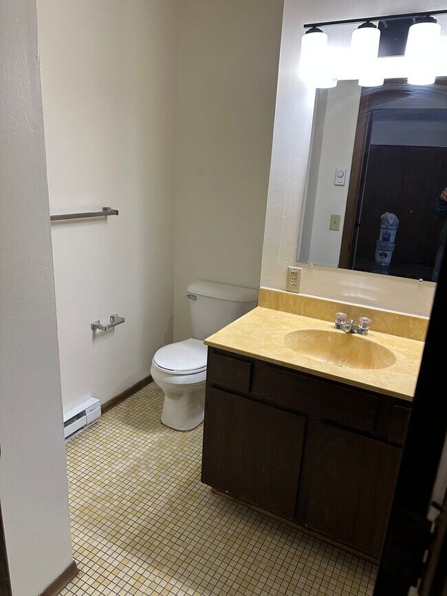 Building Photo - 2 BR 2 BA with Balcony Garage Included