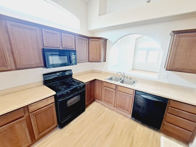 Foto del edificio - Spacious 2 story home with master on the l...