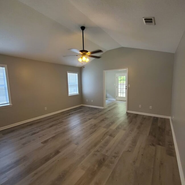 Building Photo - Southern Comfort: Your Dream Rental Home i...