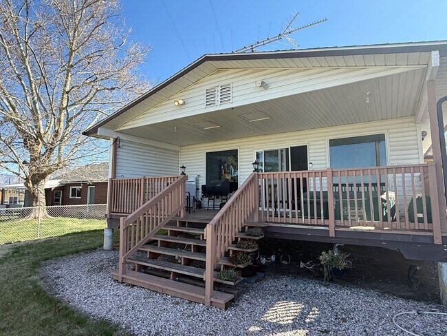 Foto del edificio - Beautifully updated duplex with parking and a 40'x25' garage.