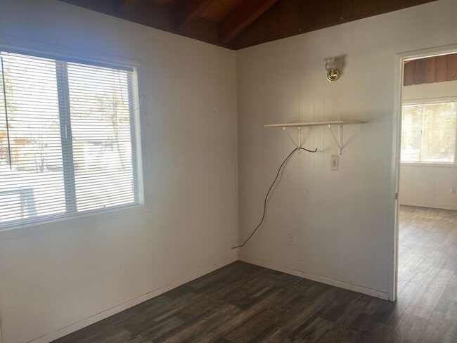 Building Photo - Cozy, pet friendly home up in the mountain!