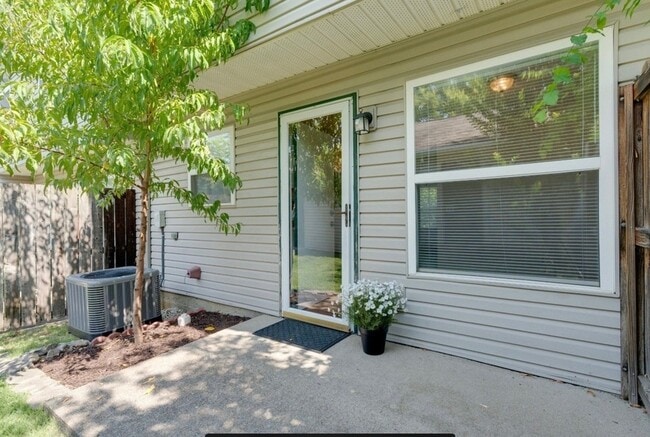 Building Photo - 104 Waterview Dr