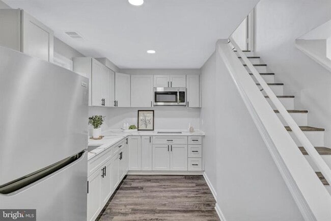 Building Photo - 1049 Marton St