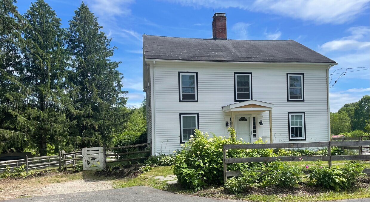 47 Platts Hill Rd Unit Top floor, Newtown, CT 06470 Apartments in Newtown, CT