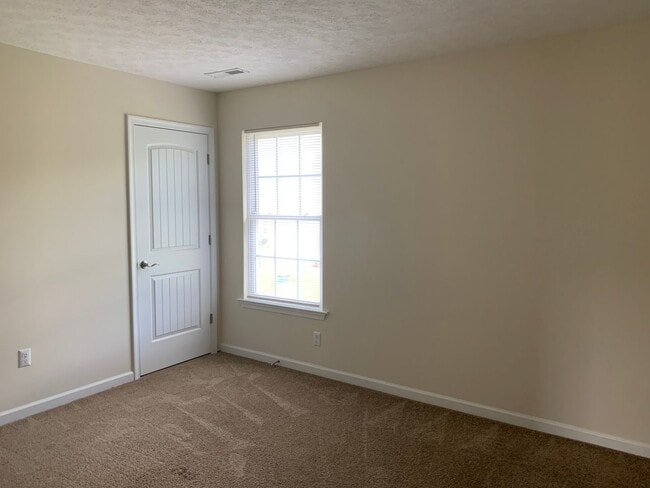 Building Photo - Three Level Townhome off Wards Road