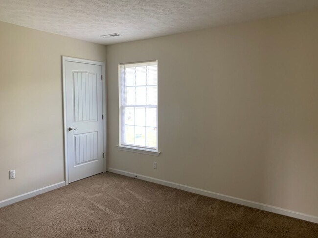 Foto del edificio - Three Level Townhome off Wards Road