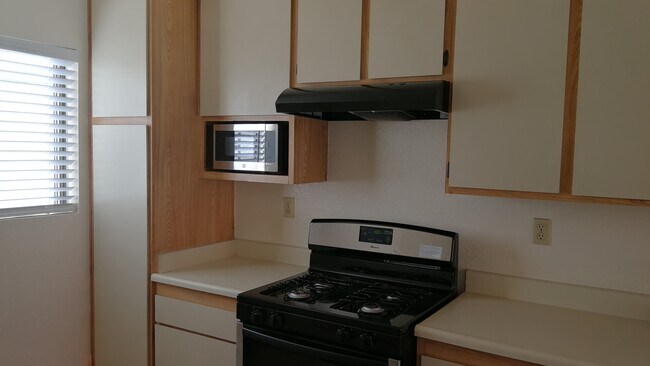 Foto del edificio - 24216 Sylvan Glen Rd