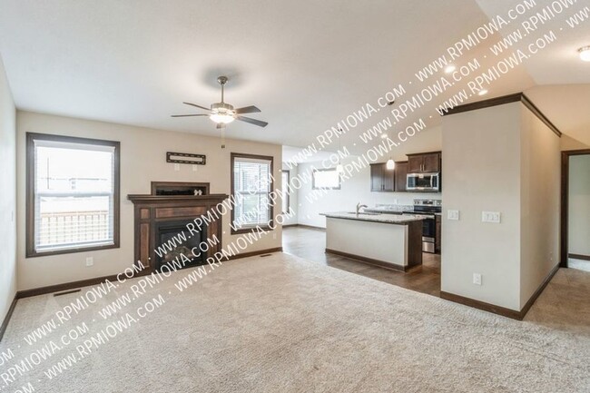 Foto del edificio - OVER 2400 FINISHED SQ. FEET!! 4 Bedroom, 3...