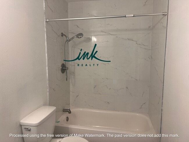 Building Photo - 2 bed 1 bath Unit Available - $1,100 a month