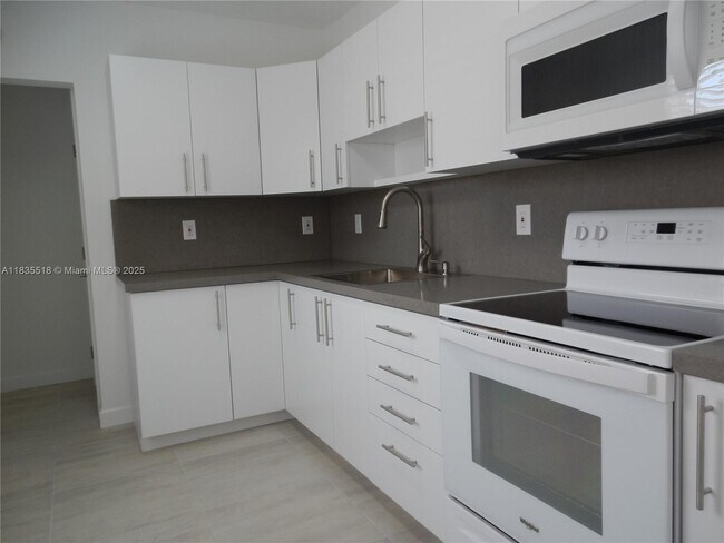 Foto del edificio - 1738 Rodman St