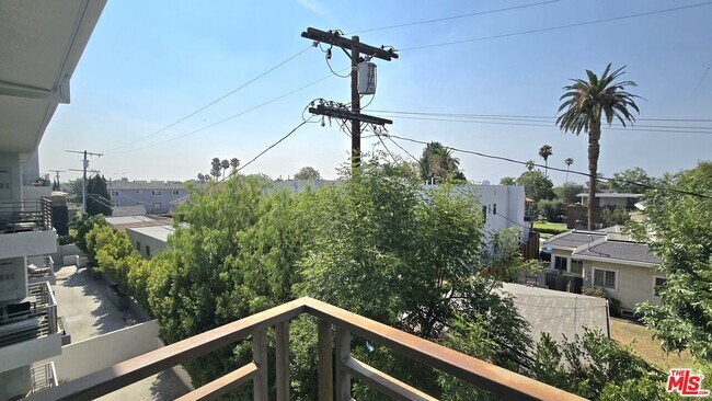 Foto del edificio - 5030 Rosewood Ave