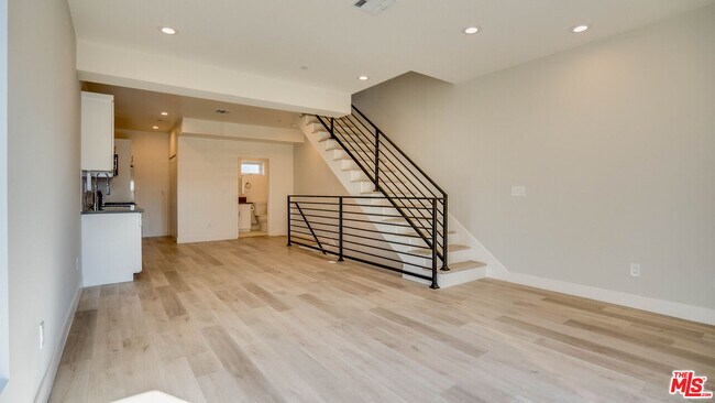 Building Photo - 610 N Gramercy Pl