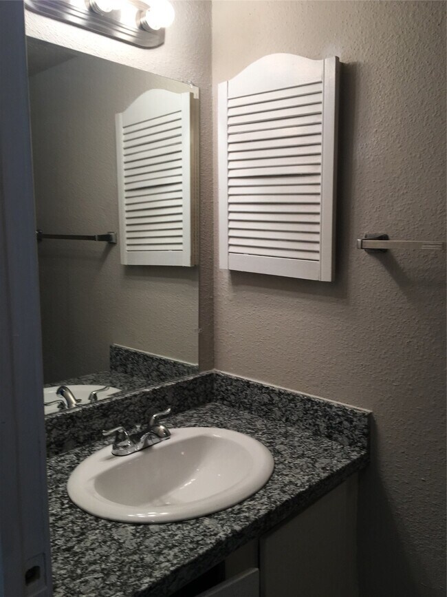 Foto del edificio - 6200 W Tidwell Rd