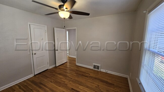 Building Photo - 1105 33rd St SE