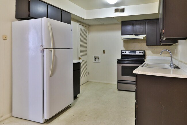 Building Photo - 265 River View Dr