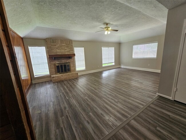 Building Photo - 2312 Meadow Green Dr