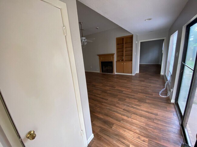 Foto del edificio - 7706 Gladys Ave