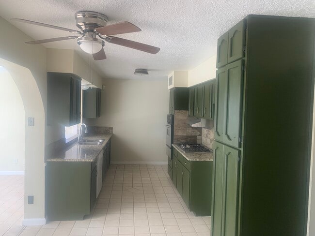 Foto del edificio - 10608 Lakewood Ave
