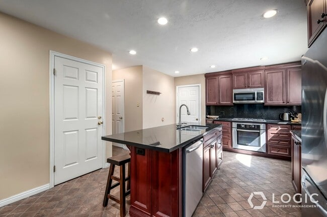 Building Photo - Fully Furnished Row End Townhome!