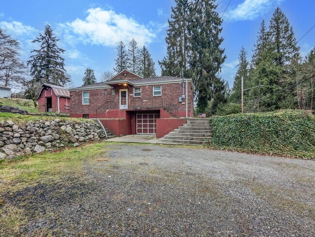 Foto del edificio - Private old world charm 3 bed, 1 bath home with tons of storage options!
