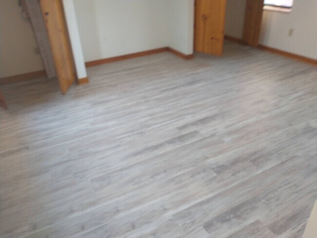 New floors in bedroom. 2 large closets - 39 Wethersfield Ave