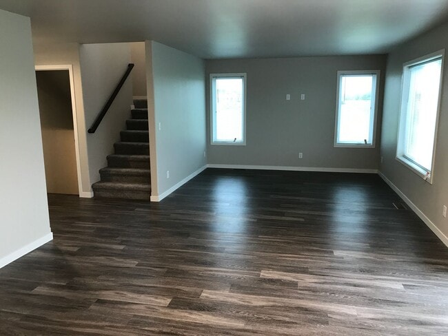 Building Photo - 4 Bed 3.5 Bath Single Family Home