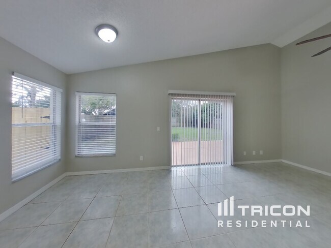 Building Photo - 2355 Island Club Way