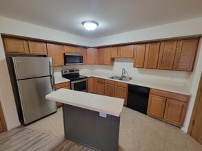 Building Photo - Hidden Oaks Apartments