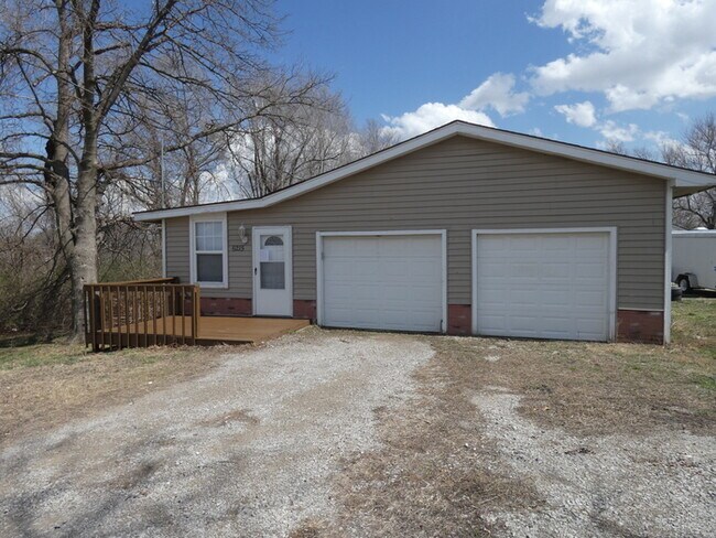 Building Photo - Beautiful Home in Gladstone Area!