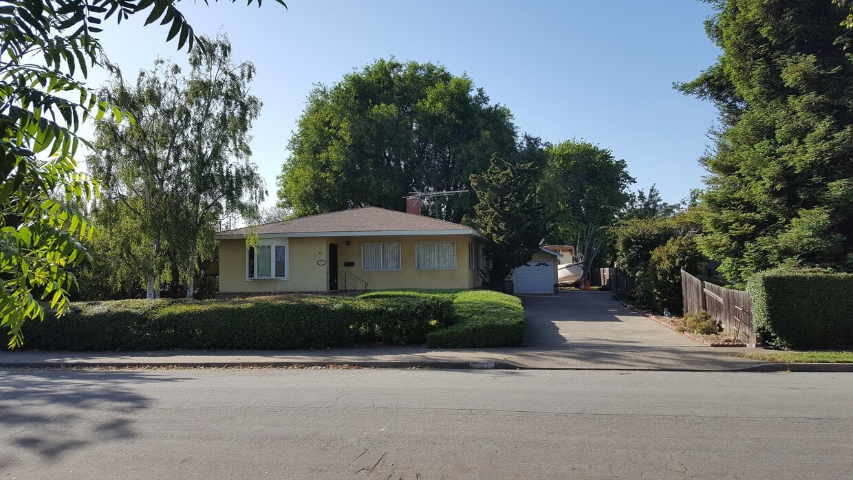 Building Photo - 2095 W Ave 135th