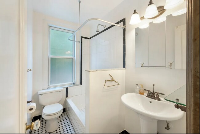Building Photo - 200 W 108th St