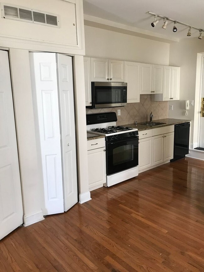 Photo - 629 Catharine St Apartment