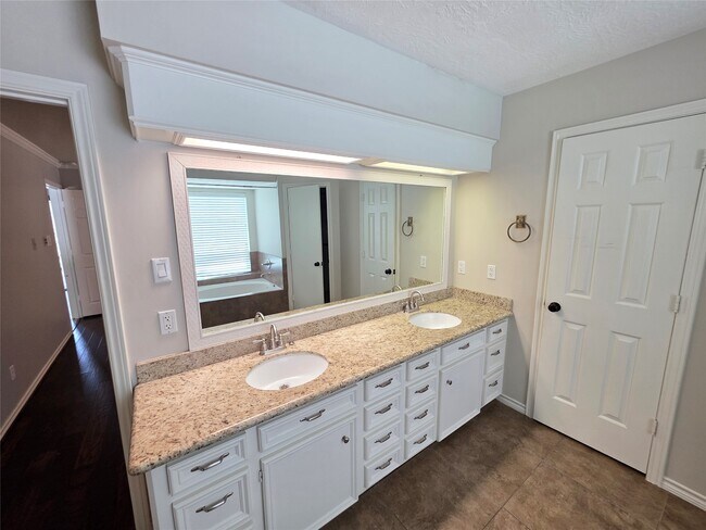 Building Photo - 16806 Sandypine Cir