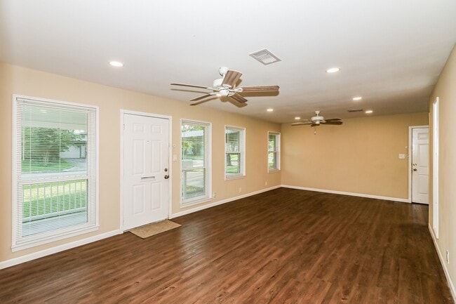 Foto del edificio - 6910 Cole Creek Dr