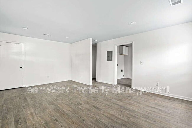 Building Photo - 3012 Azalea Dr