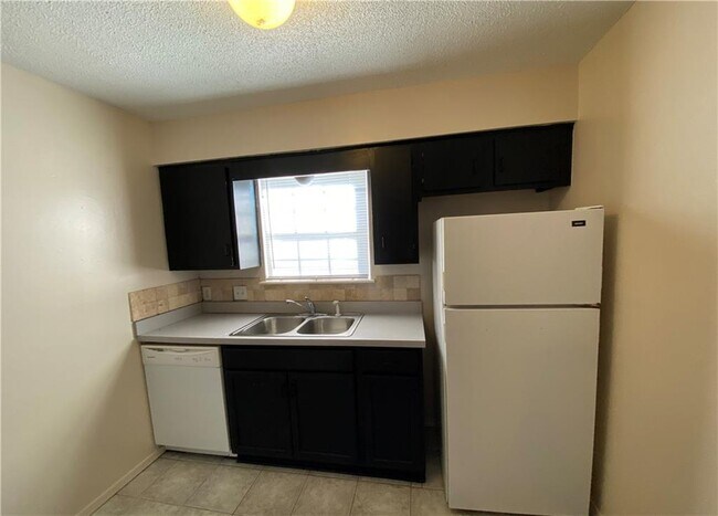 Building Photo - 1820 W Twin Springs St