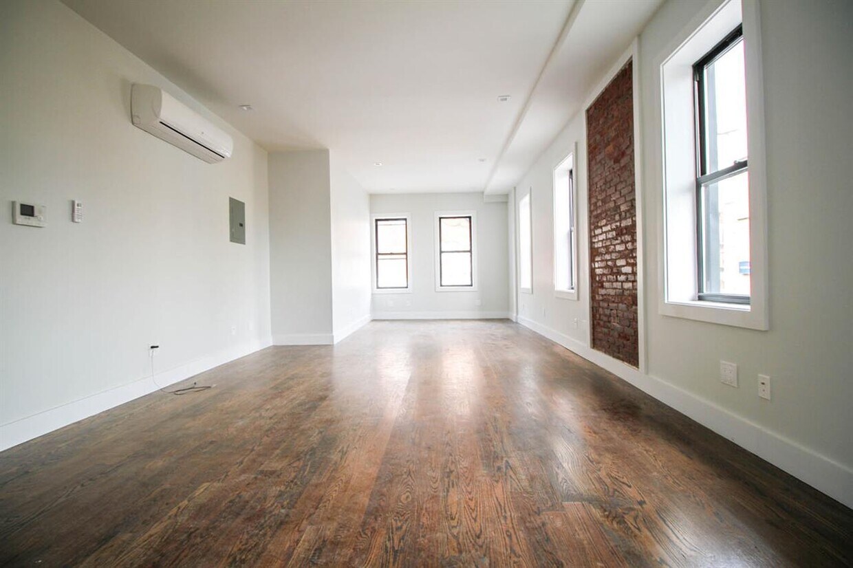 Primary Photo - 58-25 Myrtle Ave