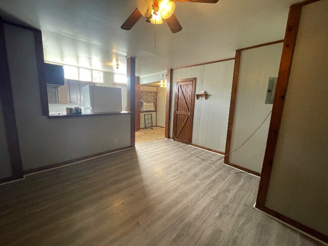 Foto del edificio - 613 W 6th St