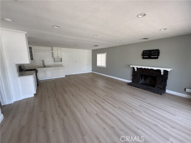 Foto del edificio - 7907 Wilbur Ave