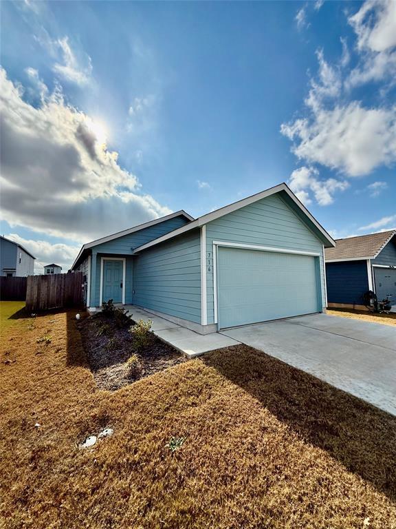 Foto del edificio - 716 Commander Abbott Dr