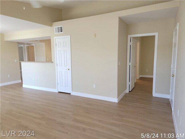 Foto del edificio - FANATASTIC 3 BED 2 BATH 2ND FLOOR UNIT IN ...