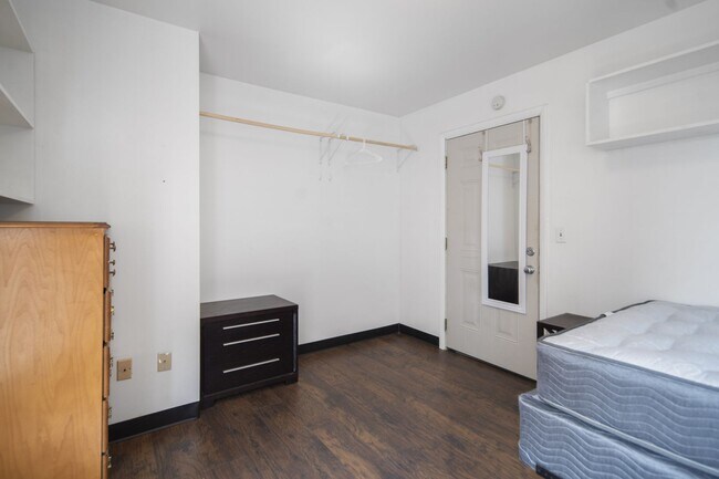 Building Photo - 401 College Ave