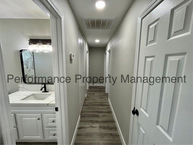 Building Photo - Charming 3 Bed/2 Bath Remodeled Home in Sh...