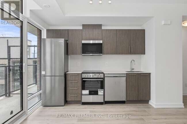 Photo du bâtiment - 851-851 Sheppard Ave W