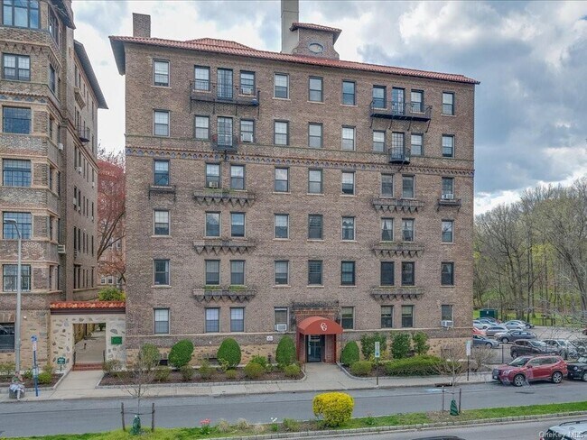 Building Photo - 14 N Chatsworth Ave